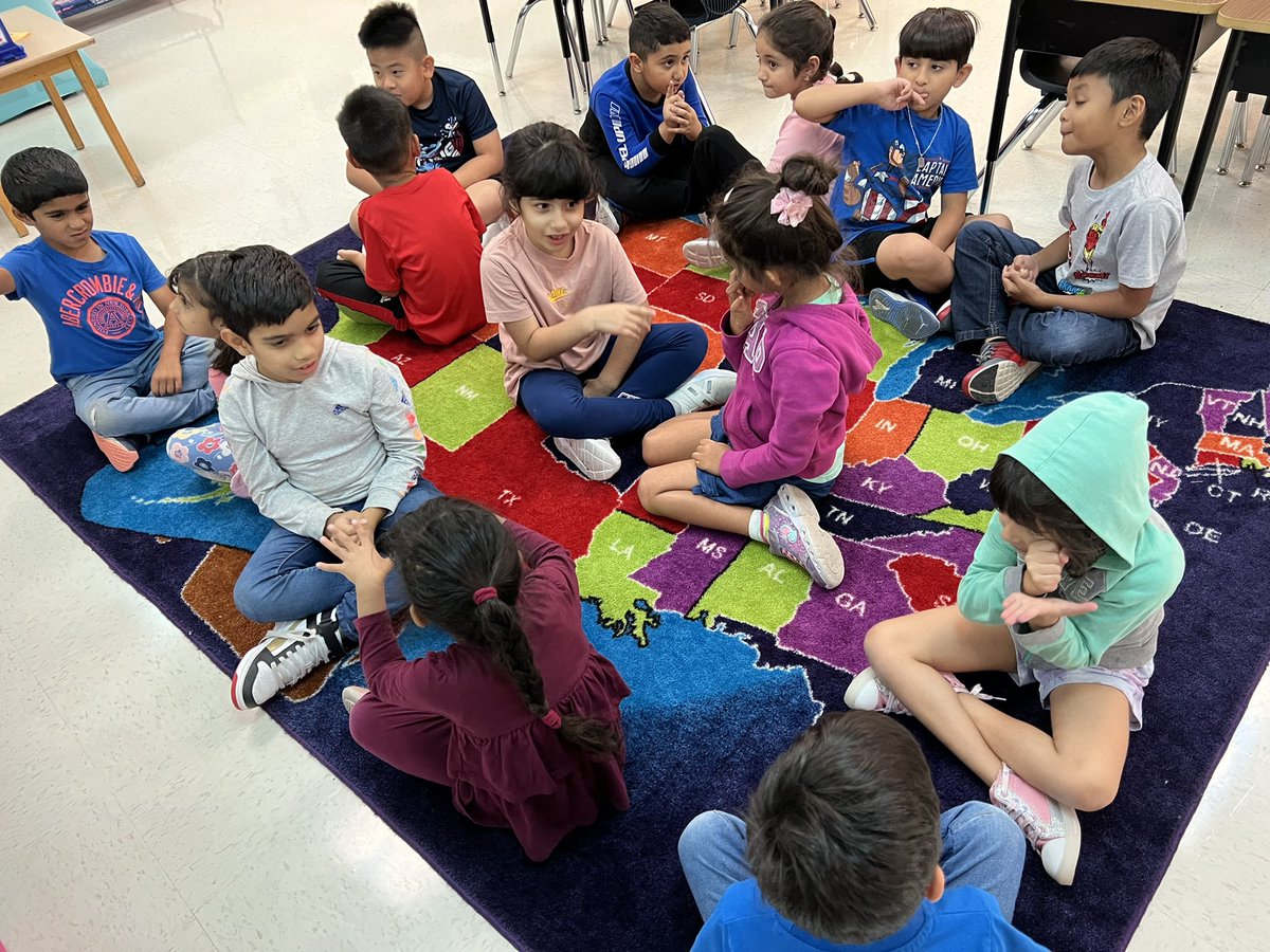 FabulouslyFirst's tweet image. First graders love turn and talk opportunities! Today we looked at which object didn’t belong and found similarities and differences in the shapes for our math warmup! 🤩 #NISDMathGold @NISDElemMath @BMorantes13