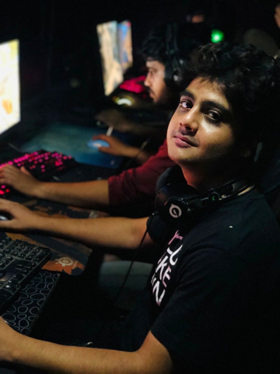 CSGO biggest match of the year going livee in few minutes 😂