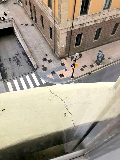BomberosGijon's tweet photo. #BuenasTardes
Esta mañana actuamos en la C/ La Merced, 27 por la presencia de unas importantes grietas en los dinteles de las ventanas. Se emplazó la #autoescala n° 1️⃣ y se saneó el elemento.
Se reporta con carácter inmediato a Disciplina Urbanística para su valoración técnica. https://t.co/WBbDrzm3z2