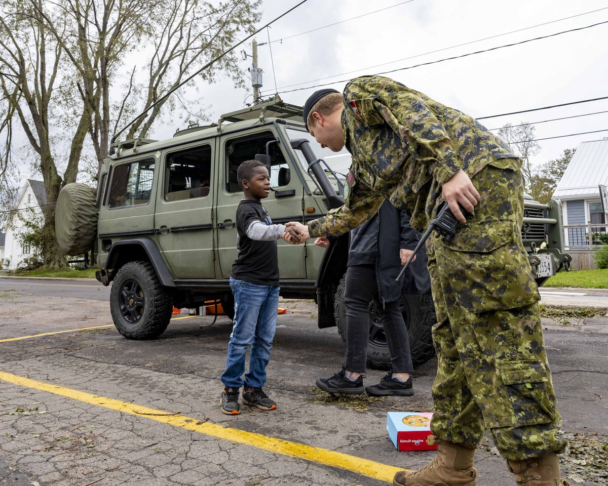 JTFA_FOIA's tweet photo. @CanadianForces members are busy in #PrinceEdwardIsland as they assist the province in clearing the debris left behind after Hurricane #Fiona. #OpLENTUS #PEI @CFOperations @InfoPEI  @5CdnDiv_5DivCA @CanadianArmy https://t.co/IilgEtFf3O