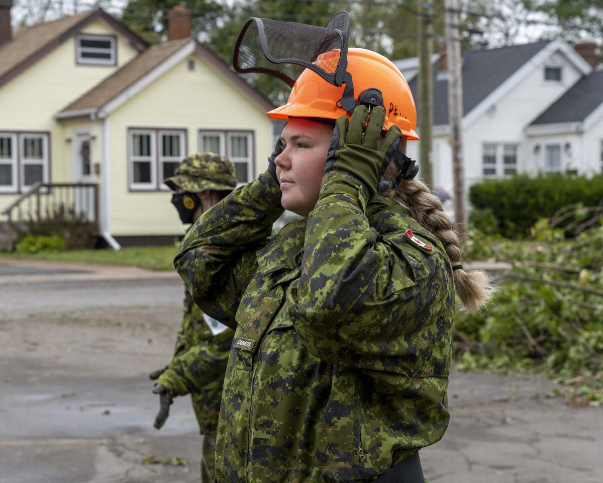 JTFA_FOIA's tweet photo. @CanadianForces members are busy in #PrinceEdwardIsland as they assist the province in clearing the debris left behind after Hurricane #Fiona. #OpLENTUS #PEI @CFOperations @InfoPEI  @5CdnDiv_5DivCA @CanadianArmy https://t.co/IilgEtFf3O