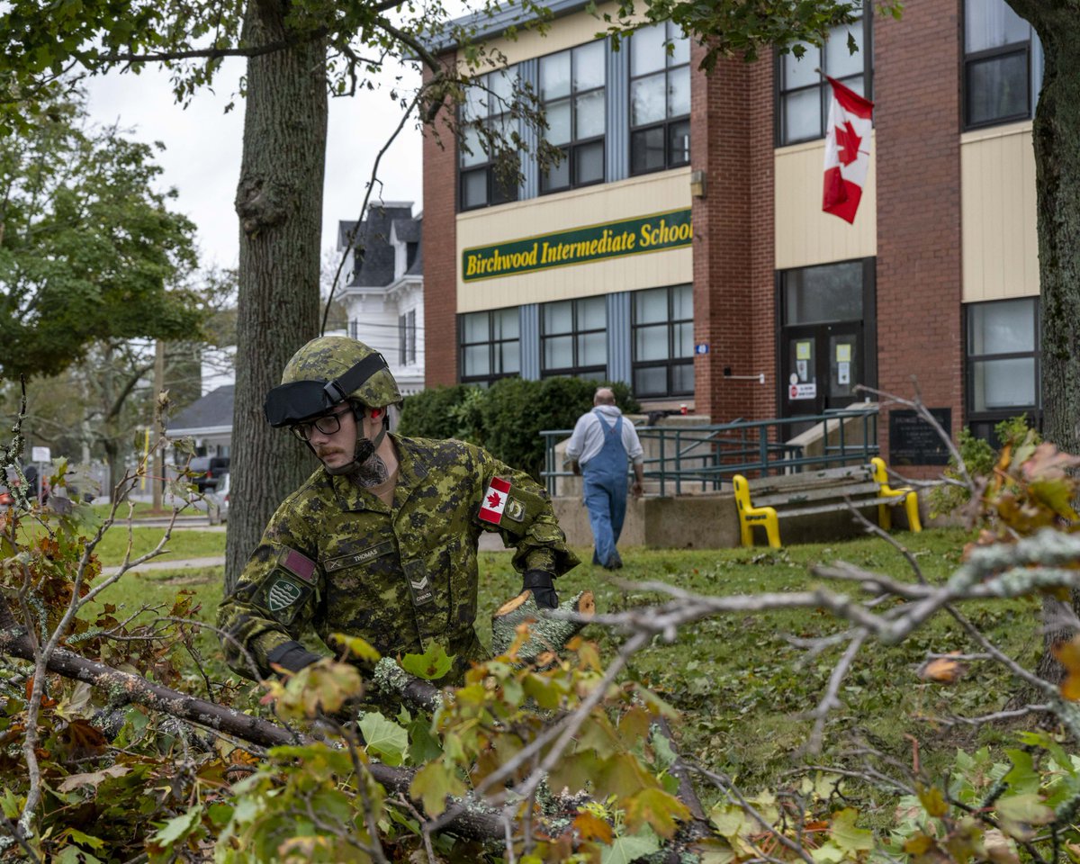 JTFA_FOIA's tweet photo. @CanadianForces members are busy in #PrinceEdwardIsland as they assist the province in clearing the debris left behind after Hurricane #Fiona. #OpLENTUS #PEI @CFOperations @InfoPEI  @5CdnDiv_5DivCA @CanadianArmy https://t.co/IilgEtFf3O