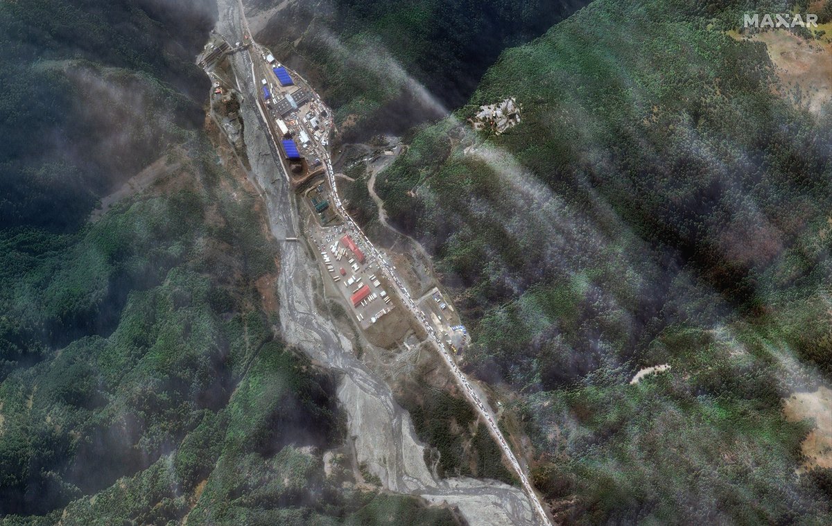 vantortech's tweet photo. Our latest #satelliteimagery, from today, Sept 27, along the #Russia - #Georgia border and the extensive (~16 km in length) traffic jam approaching the Upper #Lars border checkpoint (lat/lon: 42.768, 44.631) as well as the Lars border crossing (lat/lon: 42.740, 44.627). https://t.co/chG2ZzJYT6