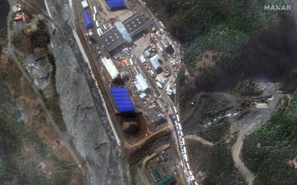 vantortech's tweet photo. Our latest #satelliteimagery, from today, Sept 27, along the #Russia - #Georgia border and the extensive (~16 km in length) traffic jam approaching the Upper #Lars border checkpoint (lat/lon: 42.768, 44.631) as well as the Lars border crossing (lat/lon: 42.740, 44.627). https://t.co/chG2ZzJYT6
