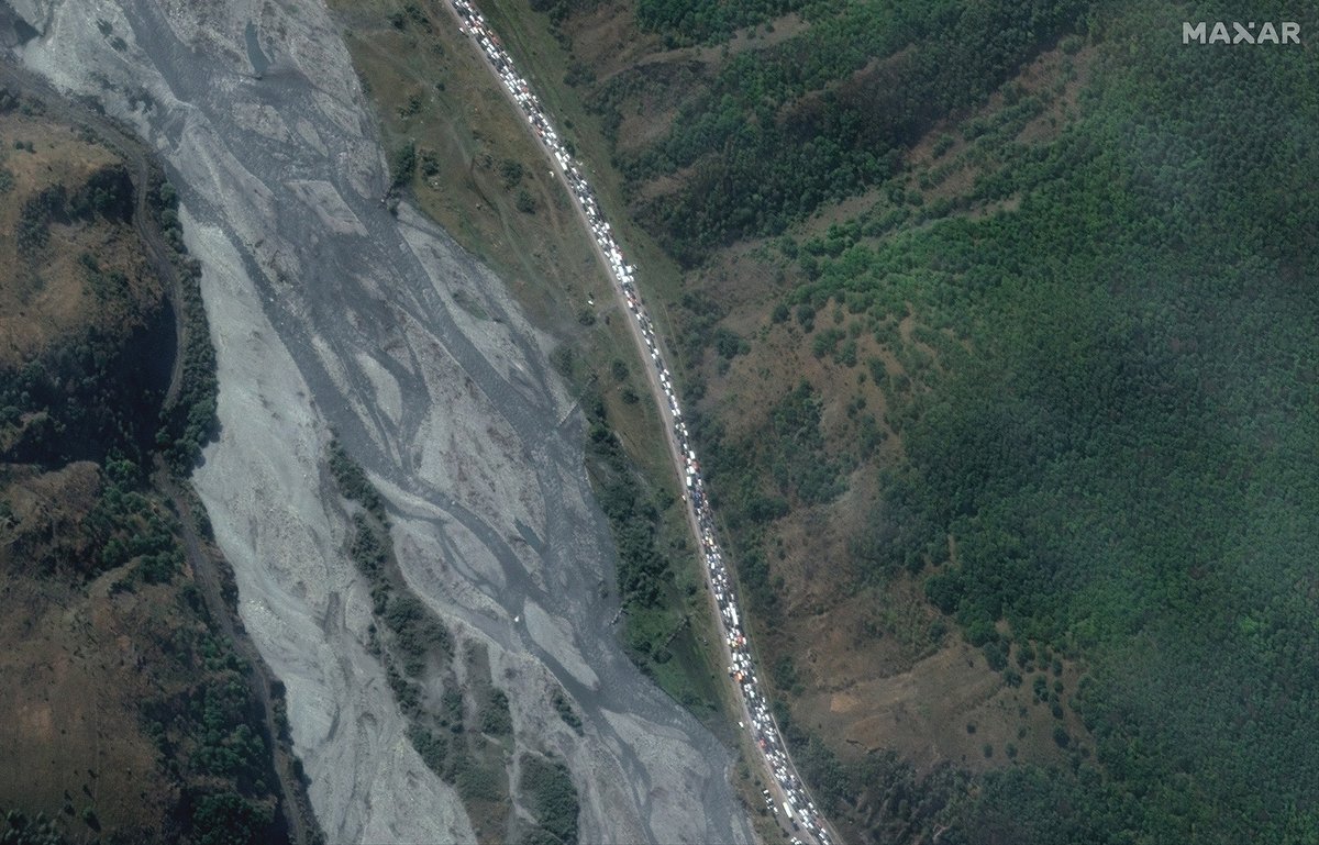 vantortech's tweet photo. Our latest #satelliteimagery, from today, Sept 27, along the #Russia - #Georgia border and the extensive (~16 km in length) traffic jam approaching the Upper #Lars border checkpoint (lat/lon: 42.768, 44.631) as well as the Lars border crossing (lat/lon: 42.740, 44.627). https://t.co/chG2ZzJYT6