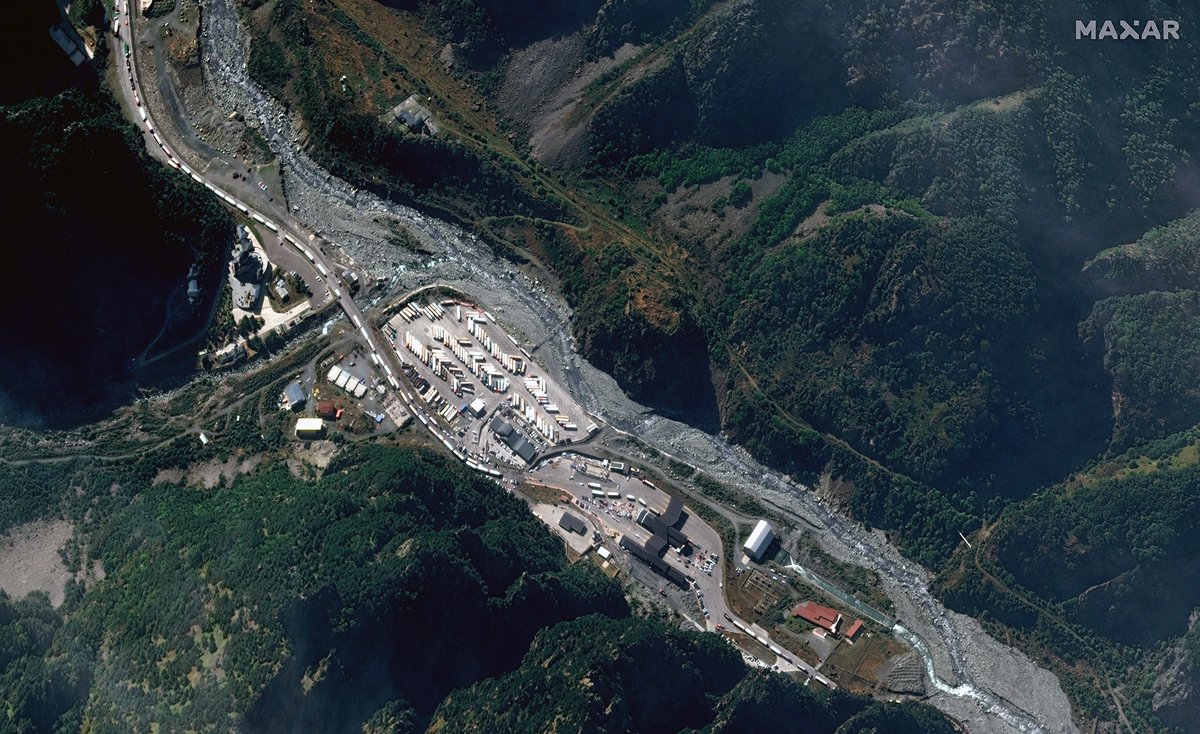 vantortech's tweet photo. Our latest #satelliteimagery, from today, Sept 27, along the #Russia - #Georgia border and the extensive (~16 km in length) traffic jam approaching the Upper #Lars border checkpoint (lat/lon: 42.768, 44.631) as well as the Lars border crossing (lat/lon: 42.740, 44.627). https://t.co/chG2ZzJYT6