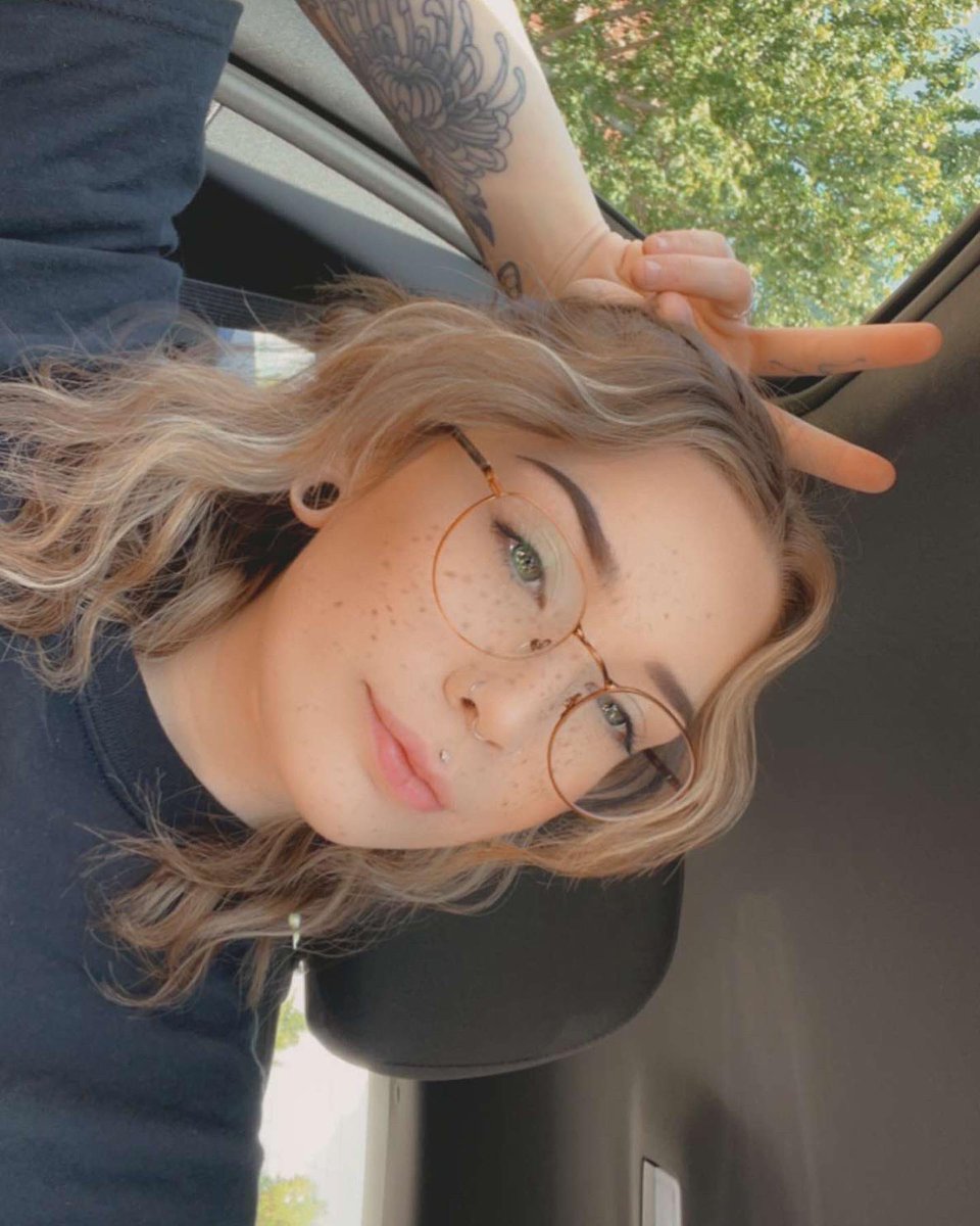 Poisinner's tweet photo. What’s everyone up to today, should I stream? Come chat later ❤️❤️ check the treee https://t.co/kl7Q5QG7Eo
