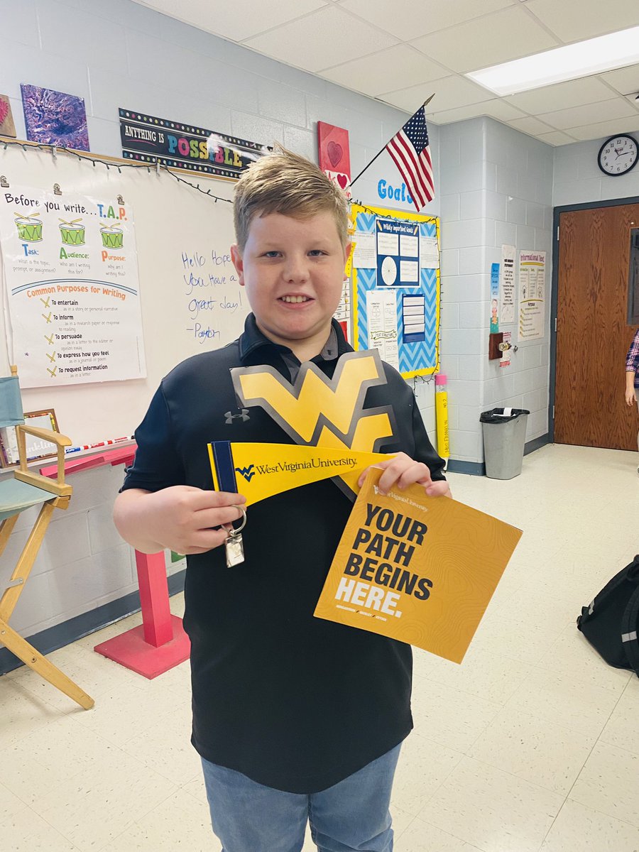 Students started receiving memorabilia from their future colleges today! #beginwiththeendinmind #AESPride #fifthonfire <a href="/AlvatonElem/">Alvaton Elementary</a> @mrscarr_aes <a href="/delanna_herald/">Delanna Herald, NBCT</a> @CookwithBooks5