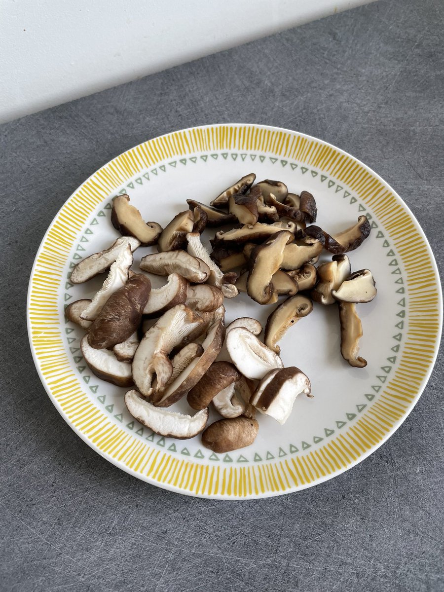 Chifan_paris's tweet photo. Quel est le point commun entre Shiitake, Ramen et Gyoza ? 

👉🏻 des mots japonais devenus courants qui désignent pourtant des plats ou ingrédients d’origine chinoise. 

👉🏻 d’ailleurs à part « bao », rares sont les noms de plat chinois qui ont franchi la frontière… https://t.co/vBJvaSJkcQ