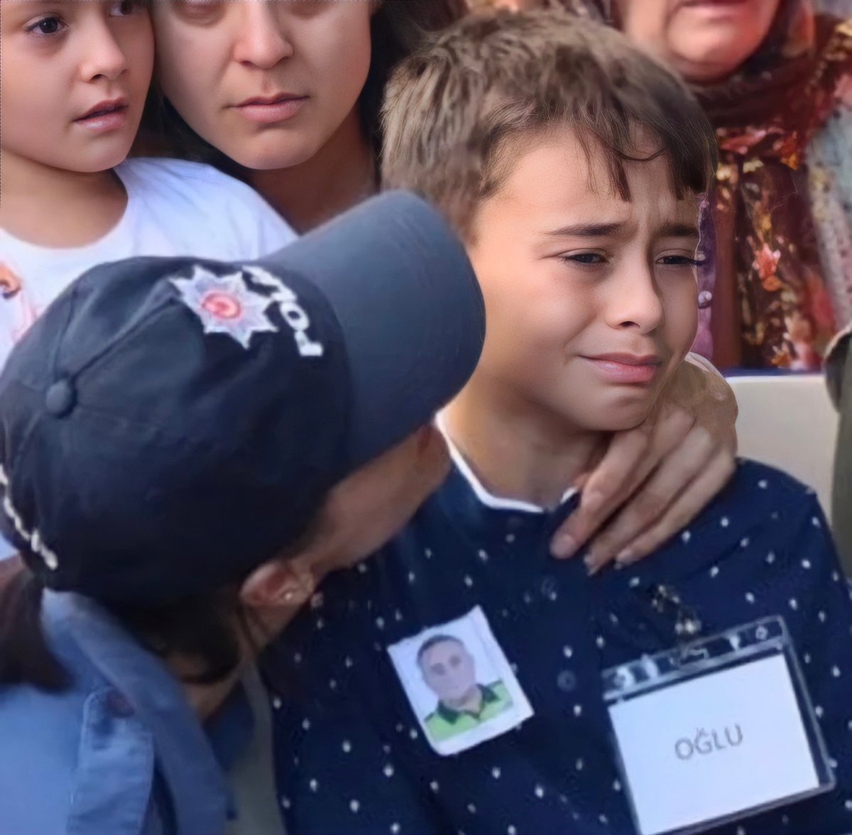 atsizoloji's tweet photo. Seni böyle ağlatan kim varsa, bir mezarı bile olmayacak evlat! https://t.co/UPmCHyGAOd