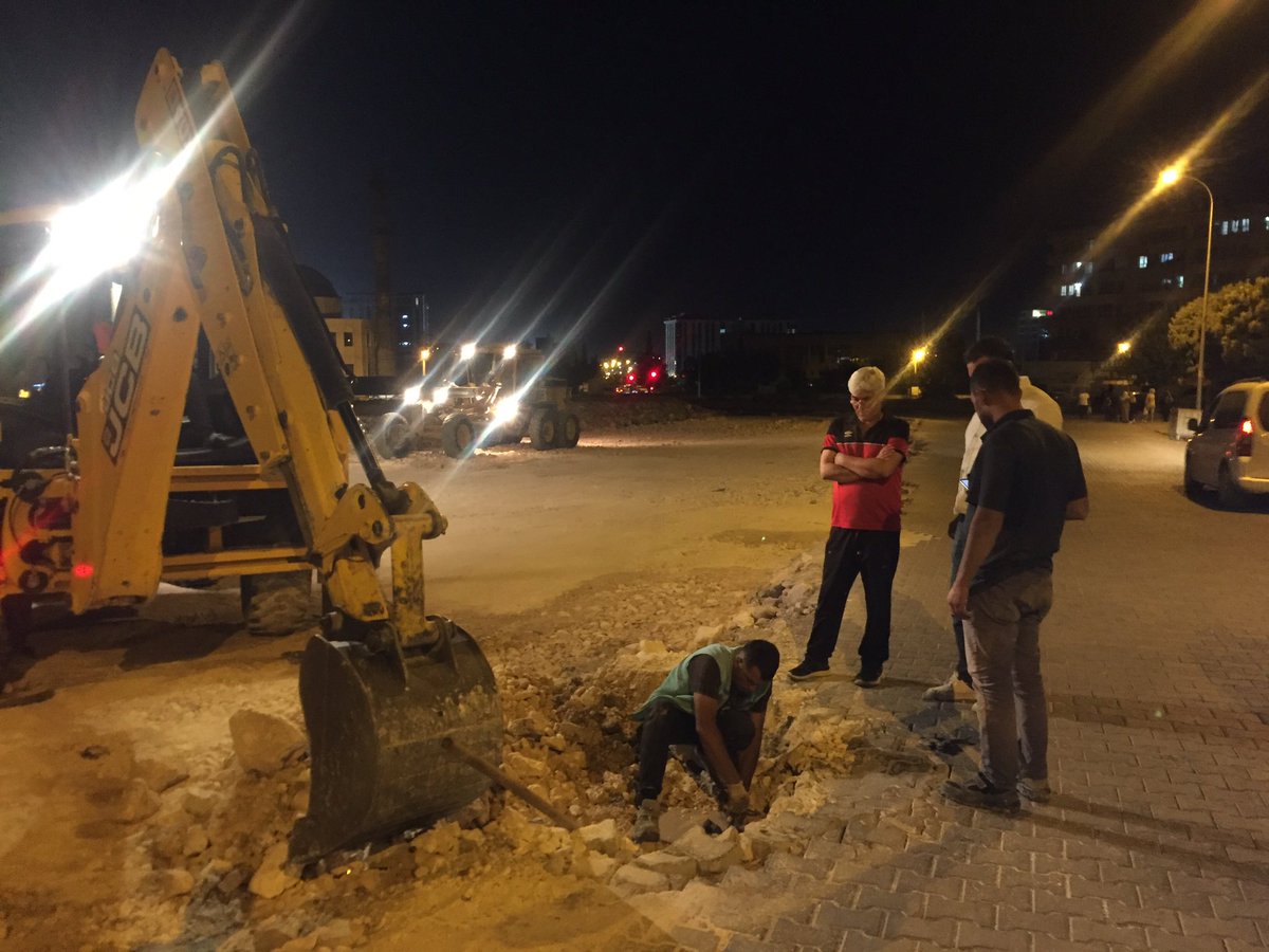 HsynCck63's tweet photo. Gece gündüz demeden çalışmaya devam 🇹🇷🇹🇷🇹🇷🇹🇷@zabeyazgul  teşekkür  ediyorum @Feritdagdeviren @SanciMetin yol Asfat şb ve kent estetik şb müdürleri ile birlikte şeflerine çok teşekkürler ederim  @sanliurfabld https://t.co/JxSaAeCODR