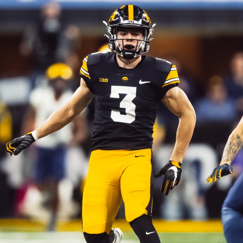 PFF_College's tweet photo. Iowa’s Cooper DeJean: Highest graded CB through four weeks

⭐️ 90.6 overall grade
⭐️ 0 TDs allowed
⭐️ 3 INTs https://t.co/DnyfWat0I7