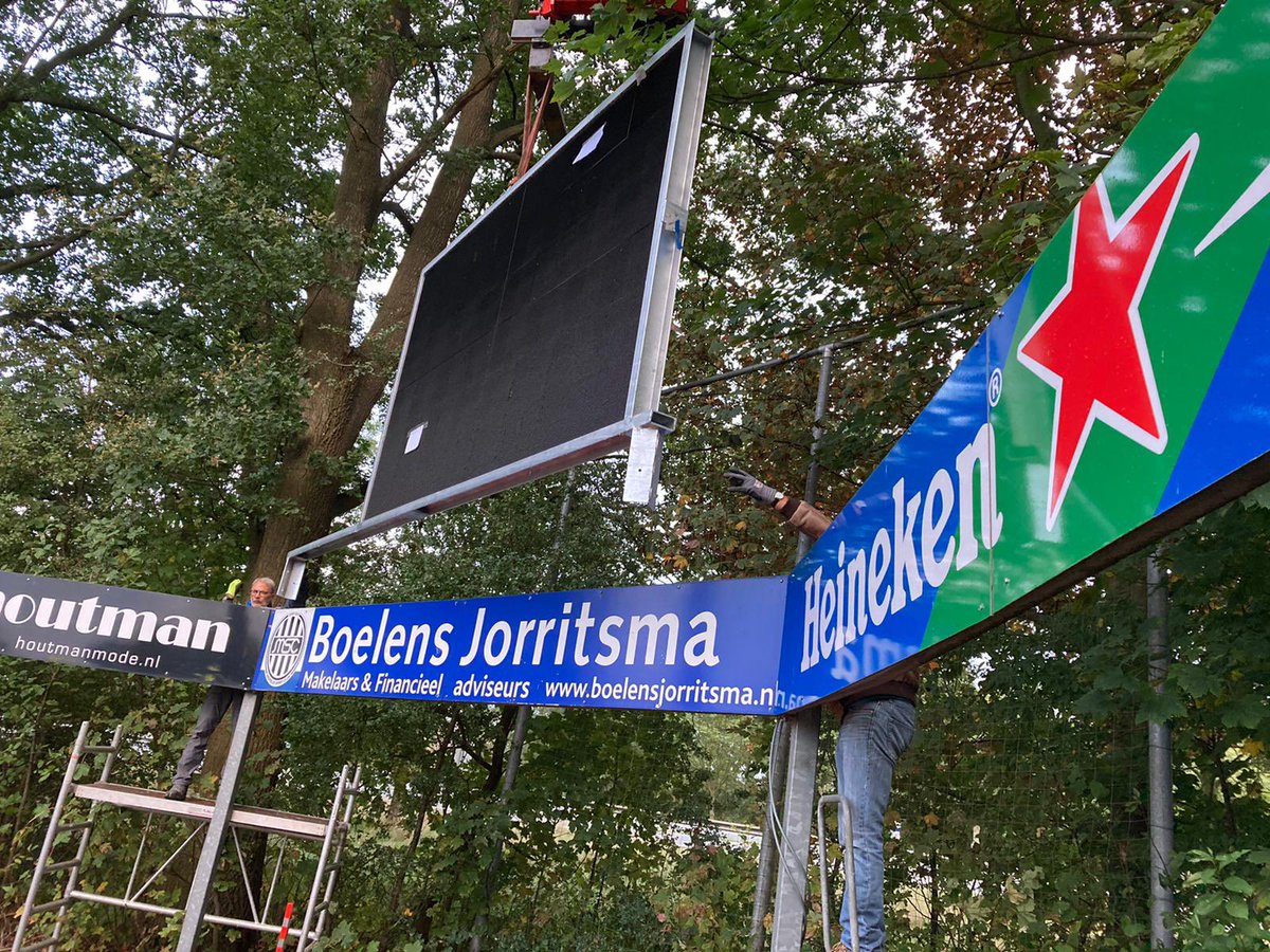 MSCMeppel's tweet image. Op het hoofdveld van MSC is vandaag door de vrijwilligers weer hard gewerkt. Met vereende krachten is bijvoorbeeld het nieuwe, grote led-scorebord op z’n plaats gezet. #sportief #spraakmakend #springlevend
