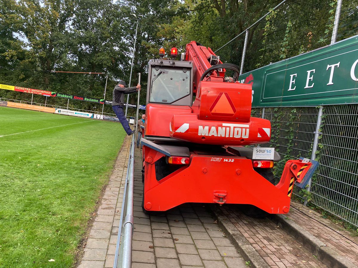 MSCMeppel's tweet image. Op het hoofdveld van MSC is vandaag door de vrijwilligers weer hard gewerkt. Met vereende krachten is bijvoorbeeld het nieuwe, grote led-scorebord op z’n plaats gezet. #sportief #spraakmakend #springlevend