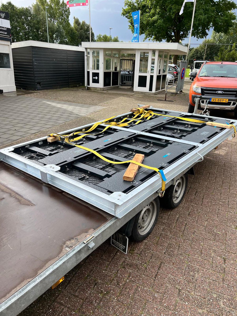 MSCMeppel's tweet image. Op het hoofdveld van MSC is vandaag door de vrijwilligers weer hard gewerkt. Met vereende krachten is bijvoorbeeld het nieuwe, grote led-scorebord op z’n plaats gezet. #sportief #spraakmakend #springlevend