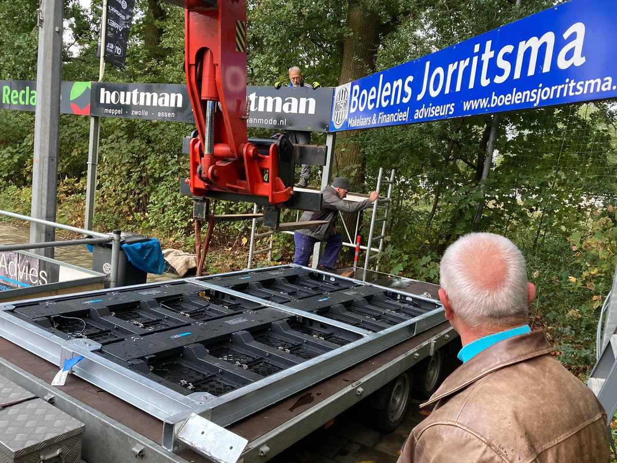 MSCMeppel's tweet image. Op het hoofdveld van MSC is vandaag door de vrijwilligers weer hard gewerkt. Met vereende krachten is bijvoorbeeld het nieuwe, grote led-scorebord op z’n plaats gezet. #sportief #spraakmakend #springlevend
