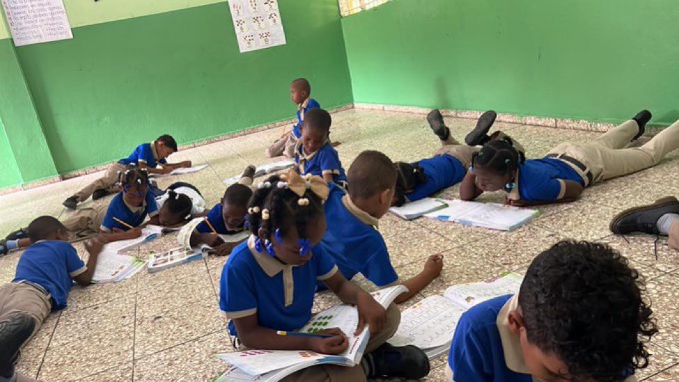 Miralba's tweet photo. Denuncian que faltan butacas en una escuela del Km 12 de Haina; los niños toman clases en el suelo. 

💔💔 https://t.co/ImaB8Ce6k0