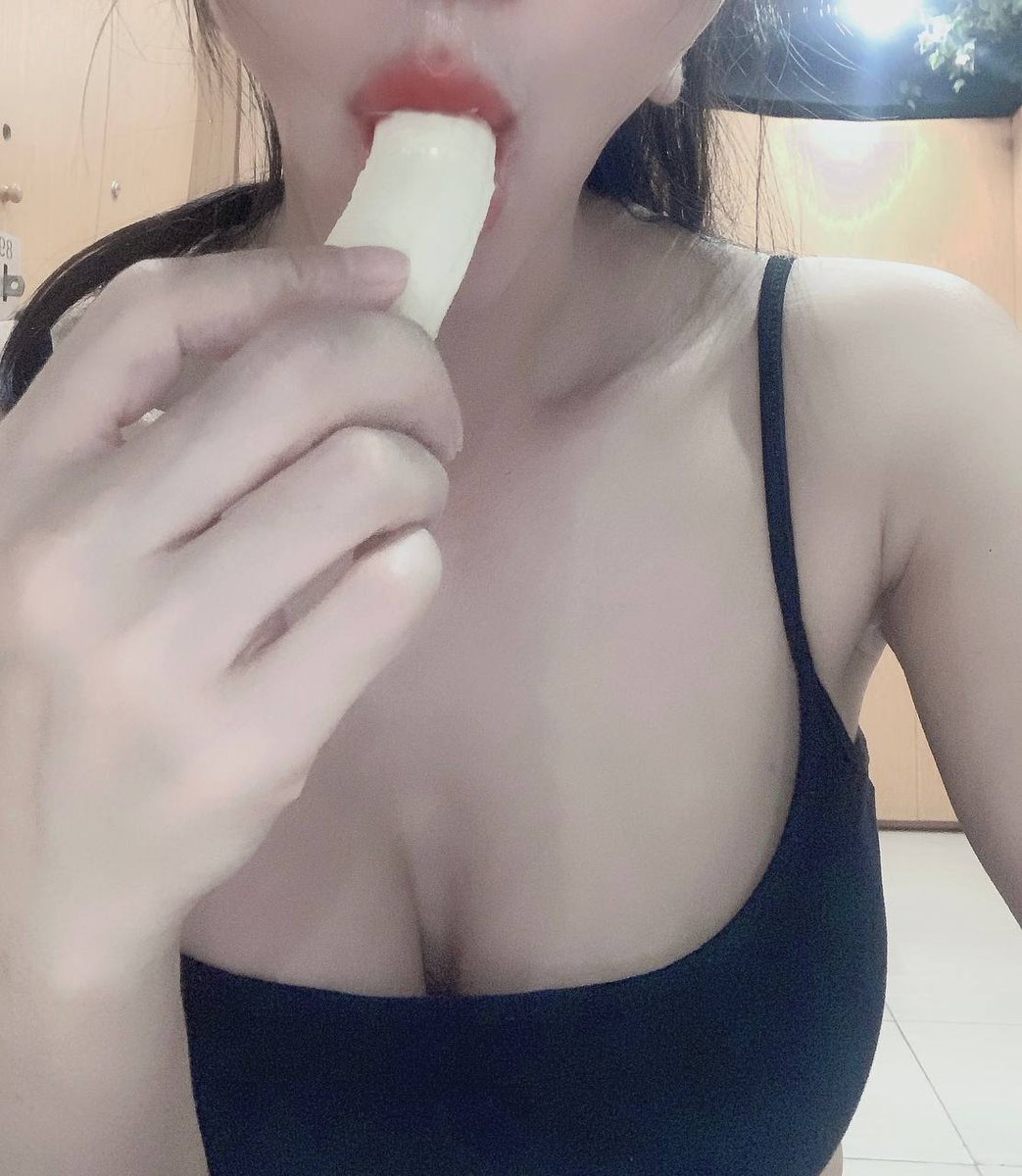 KitchiH's tweet photo. A ơi ngủ chưa. 
1h30 ko ngủ được vì gió. Ăn chuối cho đở sợ https://t.co/4iLlZEwf5N