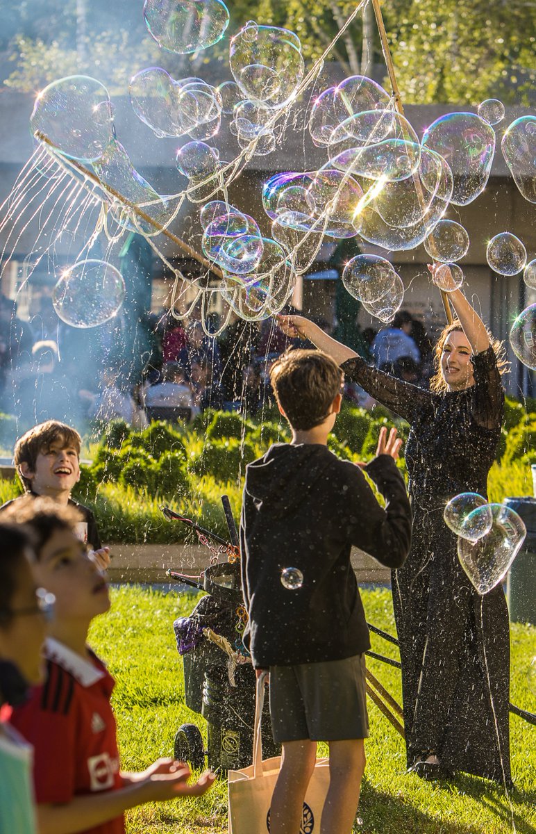 On Friday, September 23, the Institute hosted a Welcome Reception for its new and returning scholars. Attendees of all ages enjoyed an array of food and drink, musical entertainment, and even a bubble show!