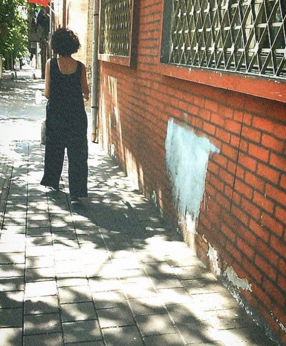 isabelschayani's tweet photo. Für uns völlig normal. 
Eine Frau läuft auf der Straße. 
Im #Iran ist das eine unerschrockene Form des Protests und des zivilen Ungehorsams. 
Diese Frau in #Teheran riskiert mindestens ihre Freiheit. 
#MahsaAmini https://t.co/iAvGyv4lo3