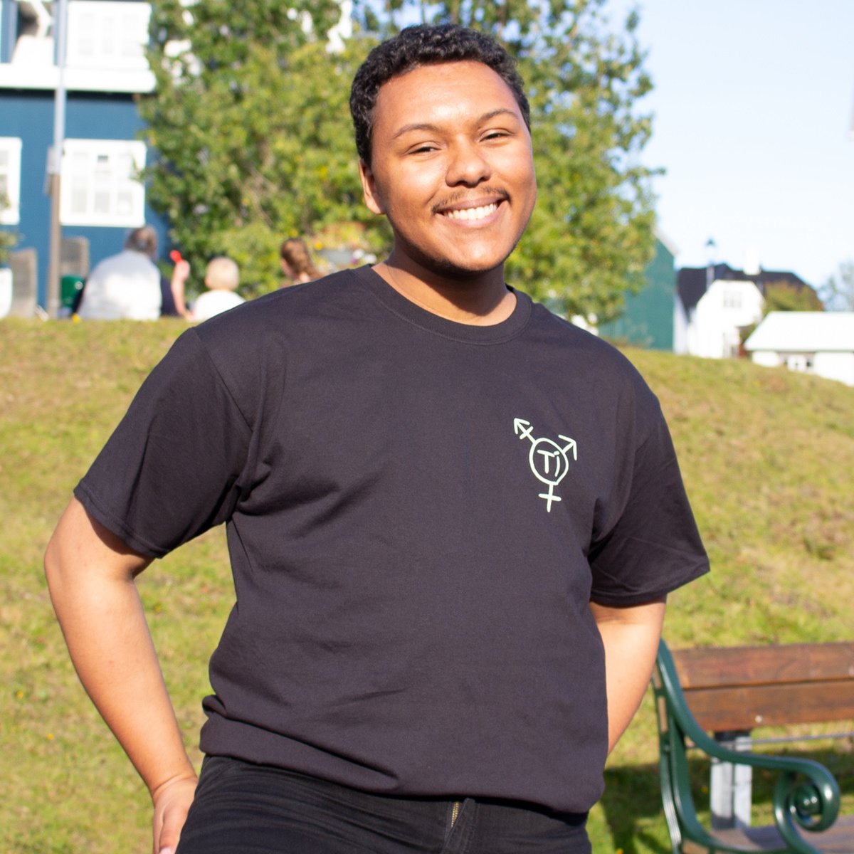 Við erum komin með þessa fallegu stuttermaboli til sölu í vefverslun Hinsegin kaupfélagsins. Allur ágóði af sölu bolanna rennur til Trans Íslands. Hönnun: Elías Rúni

hinseginkaupfelagid.is/versla/fatnadu…