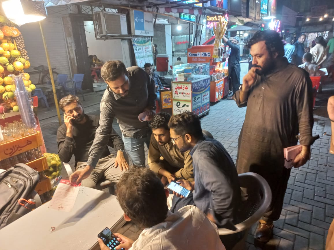 PSCollective_'s tweet photo. پروگریسو سٹوڈنٹس کولیکٹو کے صدر کامریڈ قیصر جاوید، سنٹرل کمیٹی ممبر حماد ملک، زبیر صدیقی اور باقی ساتھی برکت مارکیٹ لاہور میں 30 ستمبر کو چیرنگ کراس پر ہونے والے ماحولیاتی انصاف مارچ کے لیے موبلائزیشن کر رہے ہیں۔ https://t.co/xePpTxPCPM