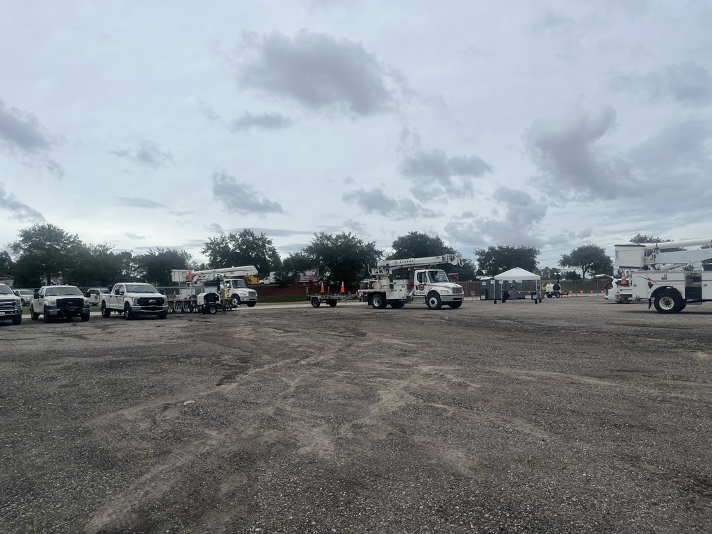 SallyThelen's tweet photo. The cavalry is arriving this afternoon in Davenport, FL for -#HurricaneIan. This staging site is for crews supporting @DukeEnergy Florida and will be ready to respond. Crews are from out of states like Ohio, Louisiana, Kansas and the Carolinas. https://t.co/CDKHQXs4KD