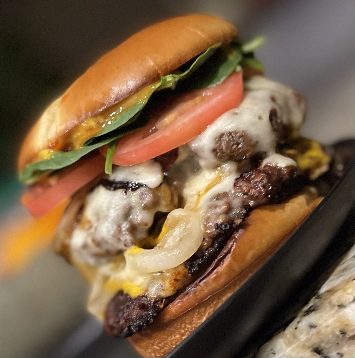 SirSays_'s tweet photo. Let me tell y’all about this burger I made last night 😮💨
FIRE 🔥, that’s it.
Follow my cooking page: @Yvonneskitchen1 👨🏾🍳
#Sirsays
#Yvonneskitchen
#Plentywiks https://t.co/pLTppmZ2xP