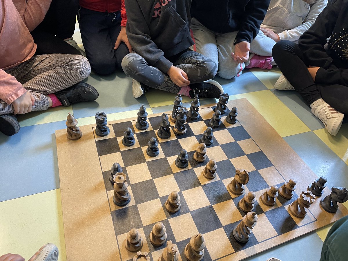 ecole_millay's tweet photo. #échecs #Twittclasses Partie en cours chez les CM1 CM2… on propose, on explique son choix… on apprend à écouter les propositions, à les remettre en cause ou les valider…
Manipuler, verbaliser, résoudre une situation problème 🤩🤩🤩 https://t.co/FmCaoZ9pUJ
