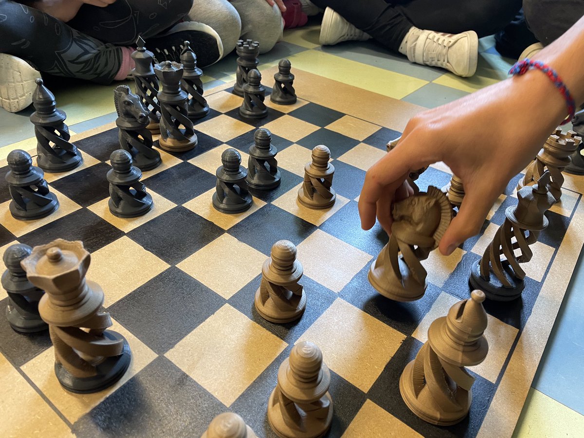 ecole_millay's tweet photo. #échecs #Twittclasses Partie en cours chez les CM1 CM2… on propose, on explique son choix… on apprend à écouter les propositions, à les remettre en cause ou les valider…
Manipuler, verbaliser, résoudre une situation problème 🤩🤩🤩 https://t.co/FmCaoZ9pUJ