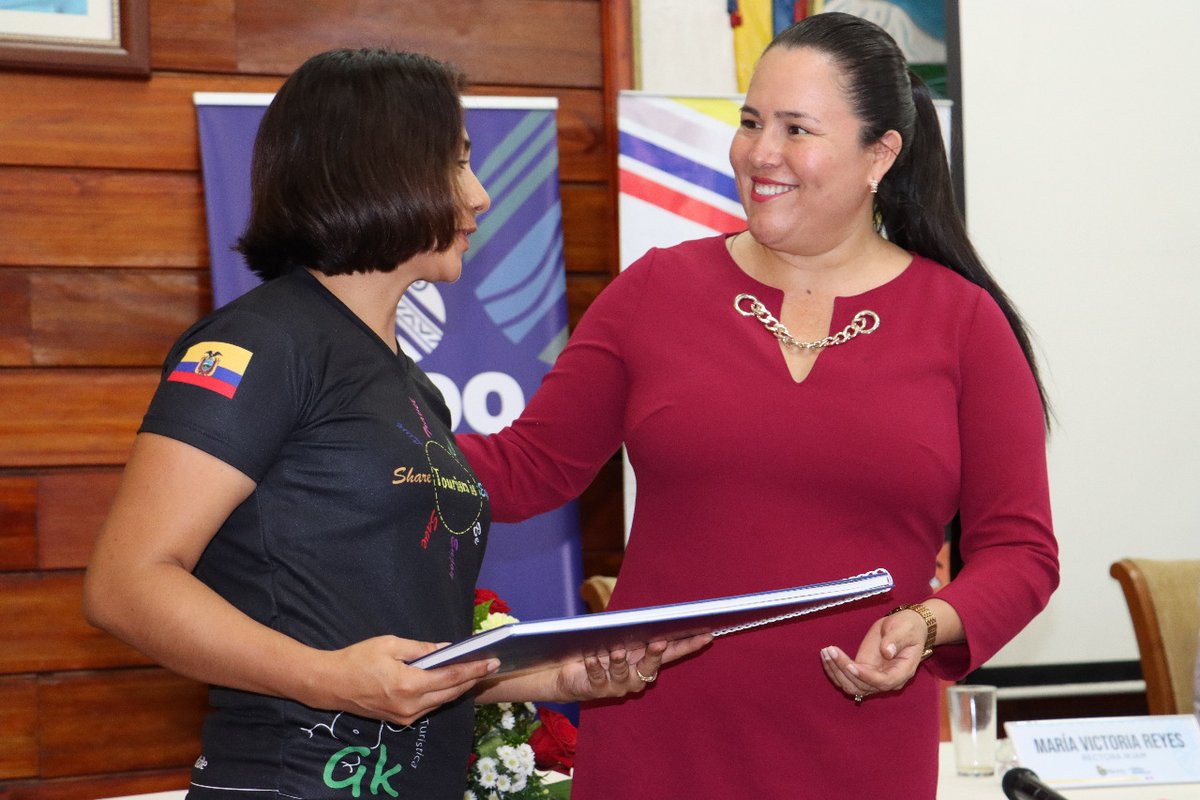 u_ikiam's tweet photo. 📍Napo | “El turismo funciona porque hay alguien que nos brinda un servicio de calidad y no solo porque hay un paisaje espectacular”

@MariaVic_Reyes, rectora de Ikiam. Exposición en el I FORO TURISTICO @Prefecturanapo,  por el #DiaMundialDelTurismo2022. https://t.co/423vl91pGy