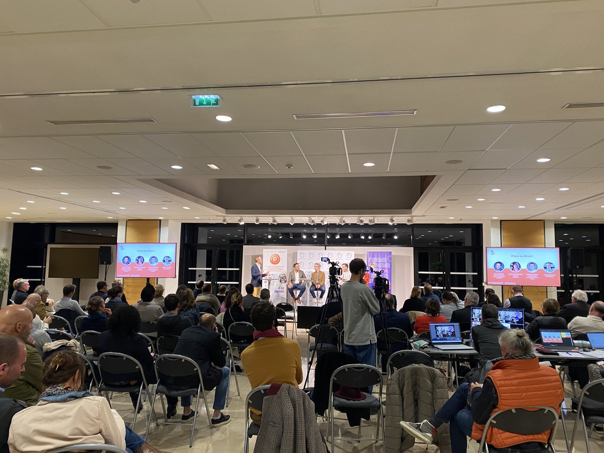 C'est un clap de fin pour cette soirée de présentation des résultats de l'Observatoire de la #communication et du #Marketing. Un grand merci à tous nos partenaires et au soutien des <a href="/hautsdefrance/">Région Hauts-de-France</a> et le Club des Communicants d'Amiens ! #ComMarketHDF