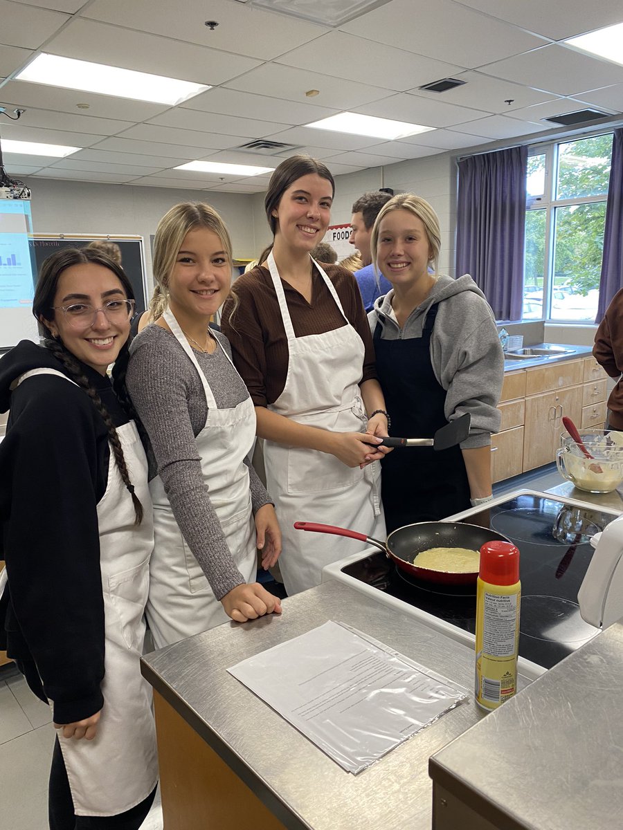 MsCpalmieri's tweet photo. Busy food lab day! HFA4U students made crepes and HFN20 students made egg McMuffin sandwiches @STAFlames https://t.co/yAkVYIVMb3