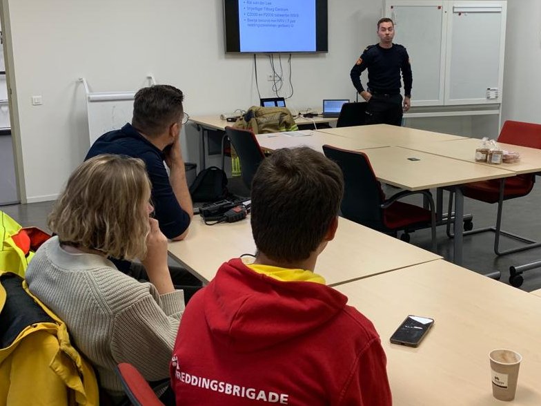 Marcvan51052249's tweet photo. In aanloop naar de grote multidiciplinaire oefening volgende week @Reddingsvloot in gemeente Hardinxveld @VRZHZ van @KNBRD krijgen de eenheden uit @VRMWB vanavond een bijscholing in het gebruik van de portofoons van de Nationale Reddingsvloot en gebruik van het C2000 netwerk. https://t.co/0o19ITb48w