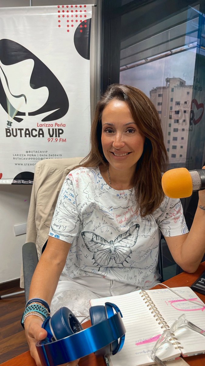 larizzapena's tweet photo. #ButacaVip Listos para comenzar el show de esta tarde 📻🎙️bienvenidos. La conexión por la señal de @stereo979 #haciendolamejorradio https://t.co/IZt3m2mcj1