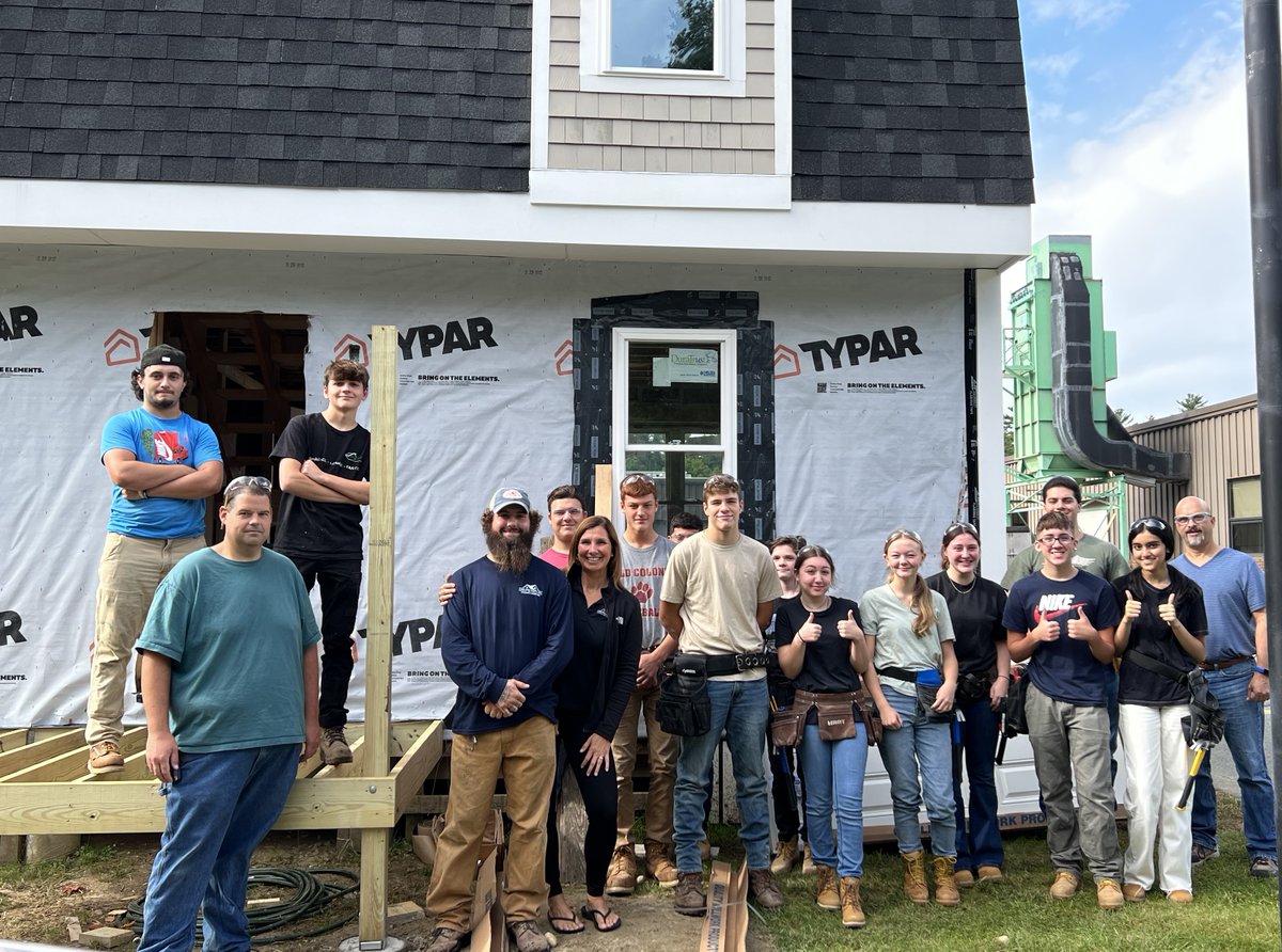 makeitcarefree's tweet photo. Great morning with Old Colony #Carpentry! Care Free's Steph Pickup and Curtis Hague talked with students about our Co-Op program. They also got a tour of their shop and some of their ongoing projects. It's great to see our local youth working in the trades!
#tradeschool https://t.co/Jy1haFlZrE