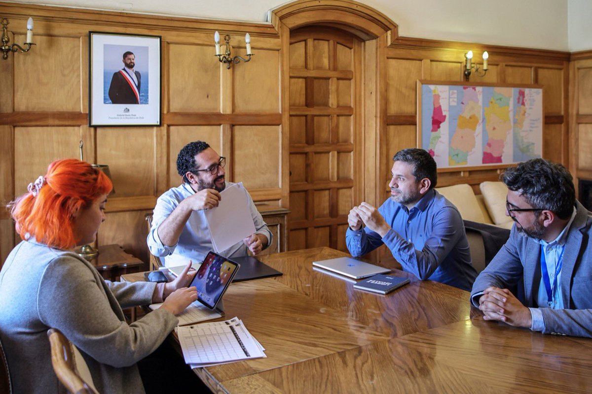 laSubdere's tweet photo. Subsecretario @nico_cataldo se reunió con el alcalde de la @MuniArica, @Gerardo_Arica, para dar continuidad al trabajo junto a #Subdere y seguir trabajando por un Chile Regionalista 🙌🏻 https://t.co/IX8fVw1jYz