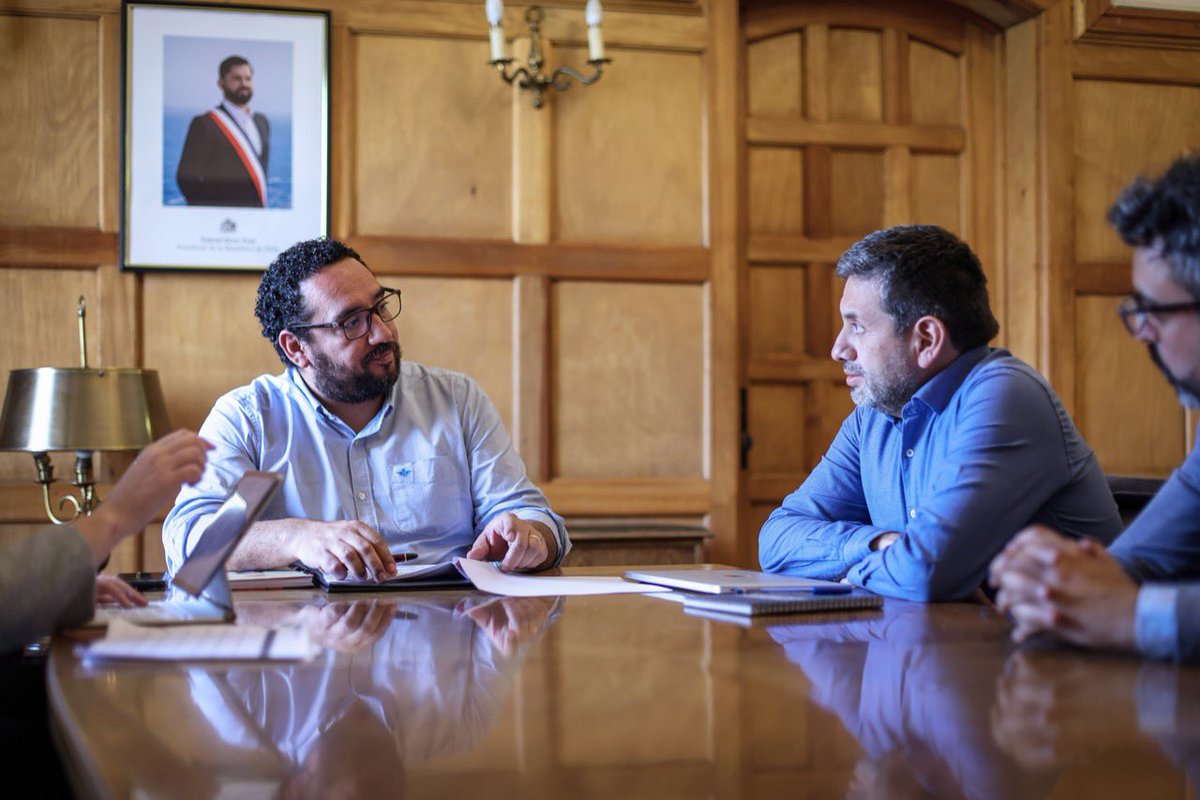 laSubdere's tweet photo. Subsecretario @nico_cataldo se reunió con el alcalde de la @MuniArica, @Gerardo_Arica, para dar continuidad al trabajo junto a #Subdere y seguir trabajando por un Chile Regionalista 🙌🏻 https://t.co/IX8fVw1jYz