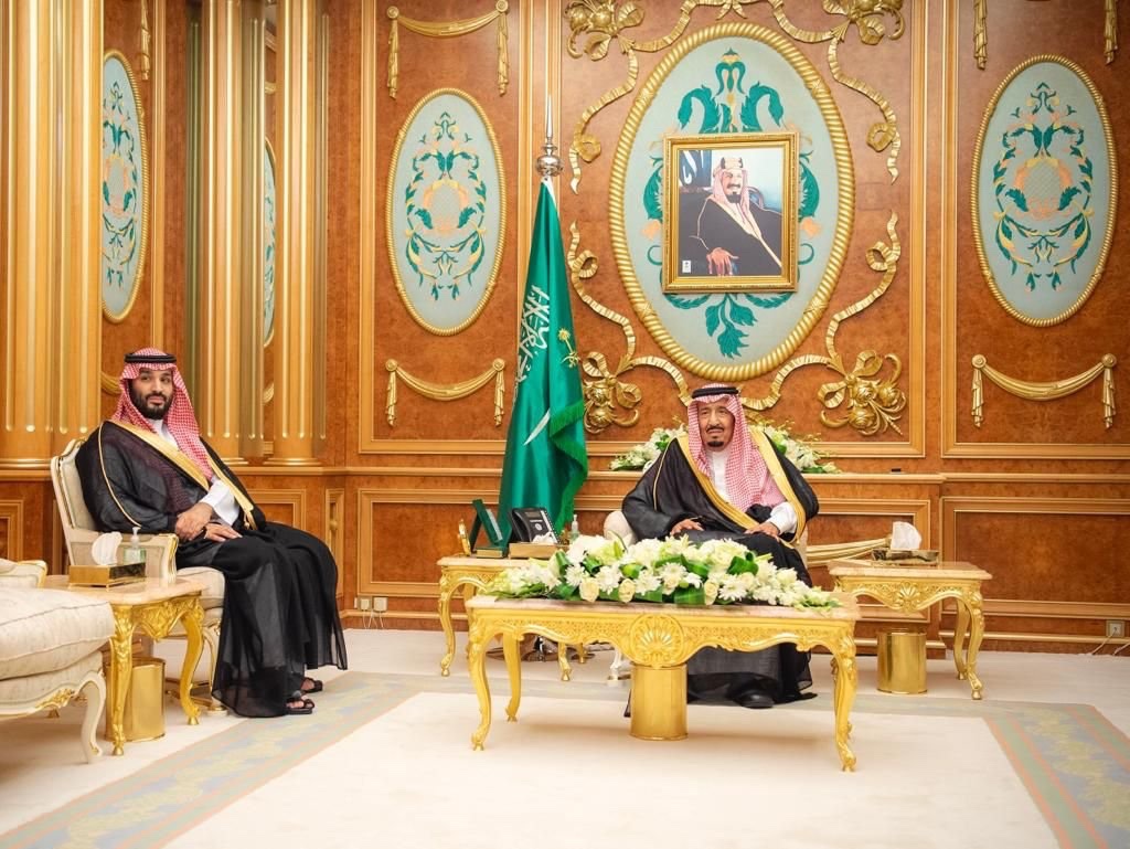 modgovksa's tweet photo. أمام ⁧#خادم_الحرمين_الشريفين⁩، وبحضور سمو ⁧#ولي_العهد⁩..
 الأمير خالد بن سلمان يؤدي القسم عقب صدور الأمر الملكي بتعيينه وزيرًا للدفاع. https://t.co/GbKByapTmP