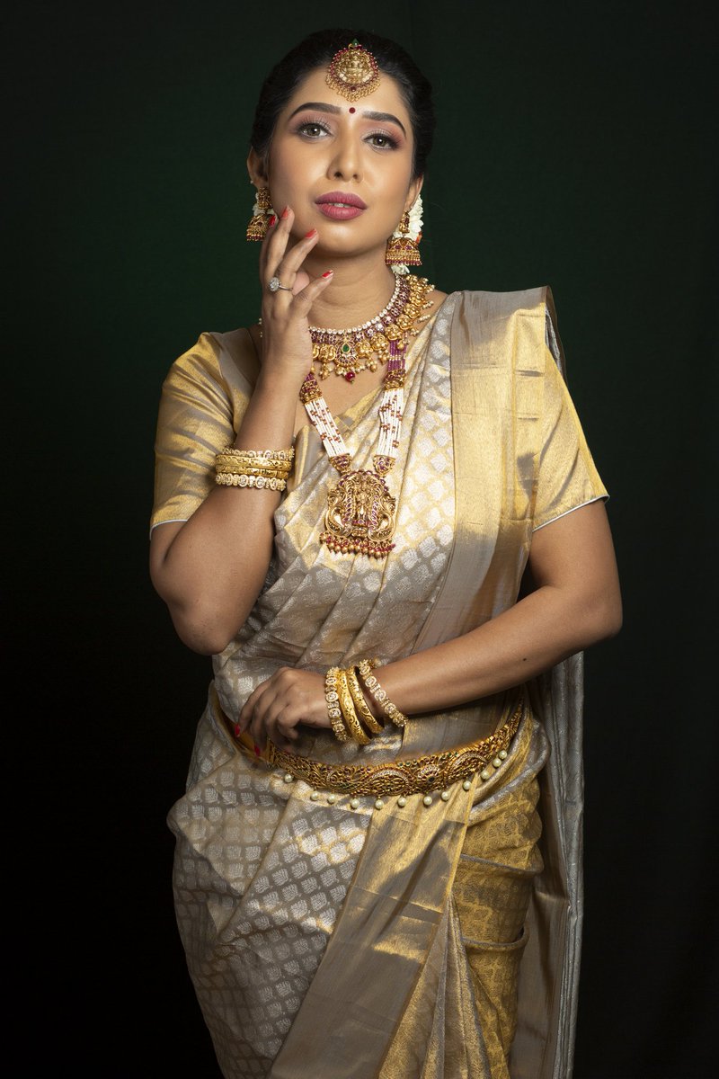yashuloy's tweet photo. When you love traditional...
And it give u pretty look 😍😍

org by zorain Studio academy.
Makeup studio : @zorainsstudio 
PC : @photosby_abel
Model : @yashu_loy 
@model_yashuloy https://t.co/9iqJZkQvby