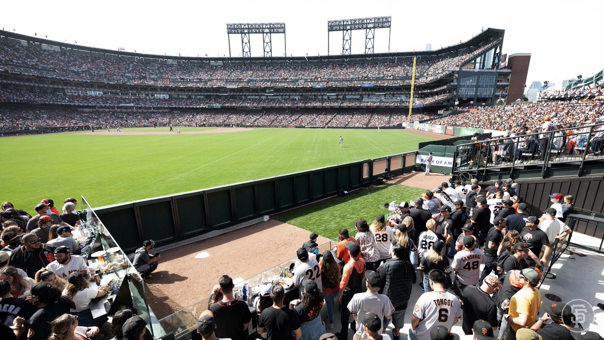 🚨 RT TO WIN 🚨

It’s Fan Appreciation Day on Sunday. To kick off the celebration, one lucky #SFGiants fan will get to throw out the first pitch. Retweet for your chance to win.

RULES: atmlb.com/2J7XBOL