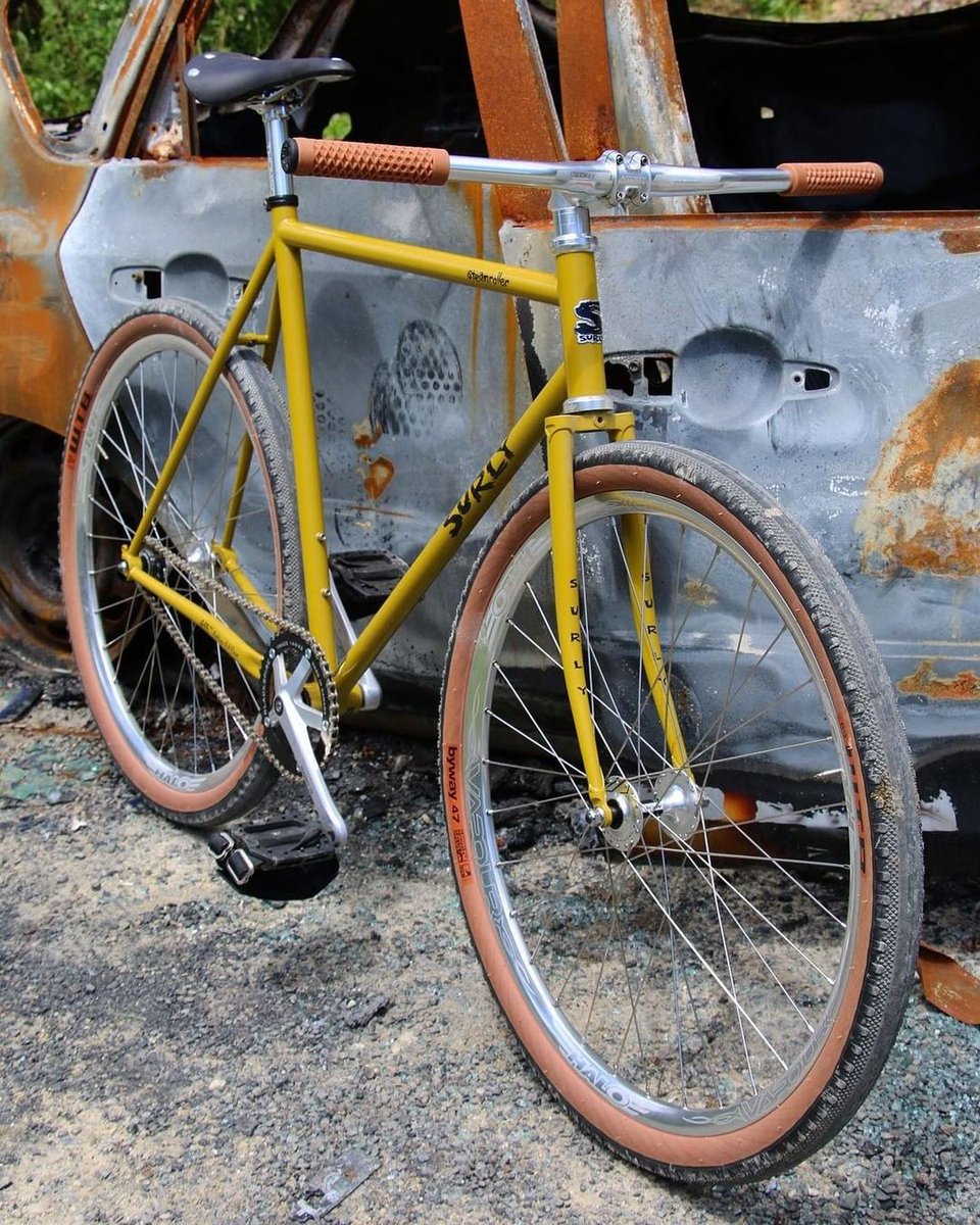 Surly_Bikes's tweet photo. Here's a tasteful tracklocross Steamroller in Dehydrated Yellow. Keep in mind, Steamroller clears 700c x 38mm tires. Anything larger is an illusion. https://t.co/5LKGH8ShX3 https://t.co/K296X4OV8H