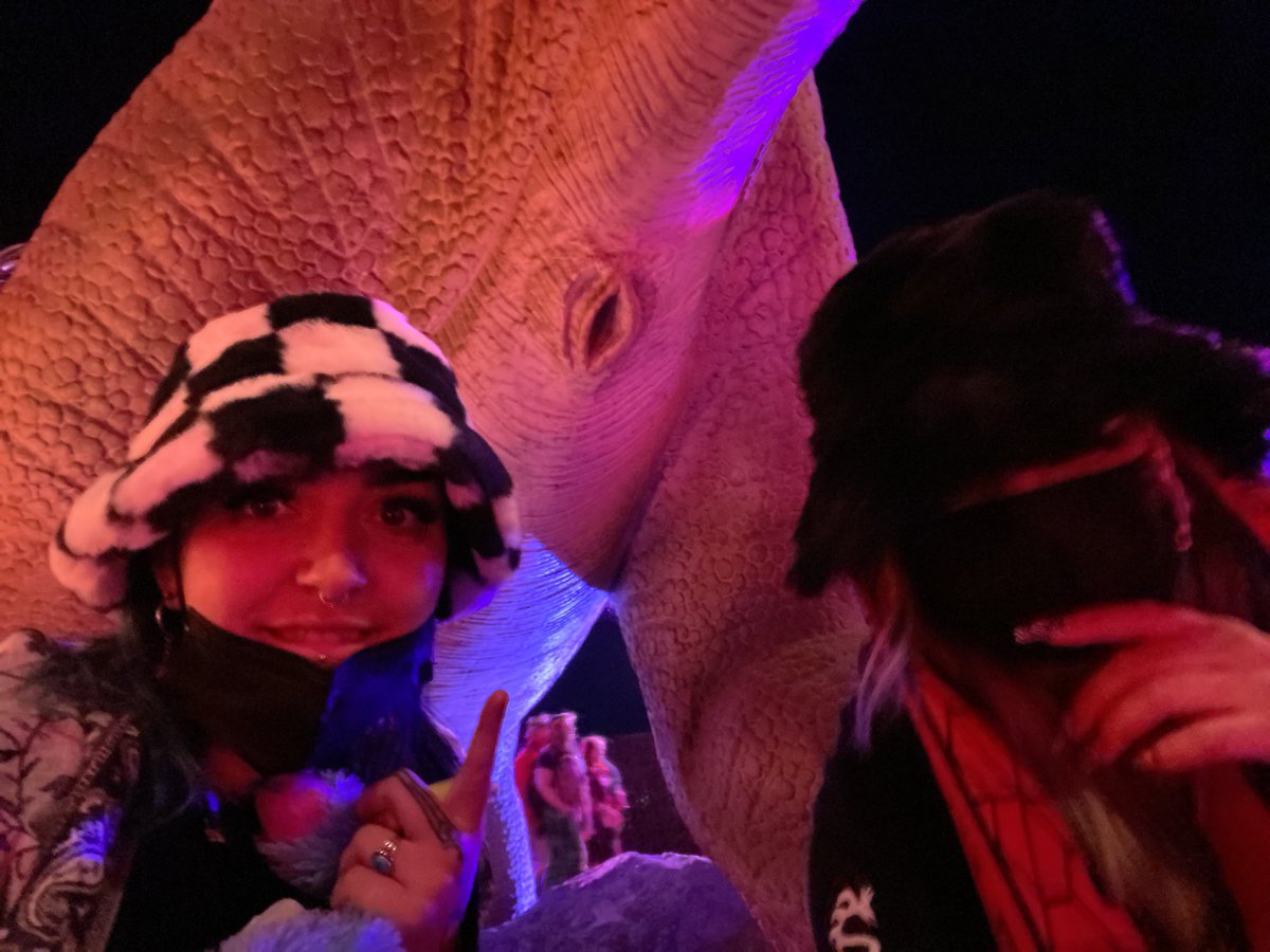 lillyw0nka's tweet photo. Everyone posting cute pics from lost lands meanwhile Anna and I literally only took pics w dinussy https://t.co/c1C2MUdXXH