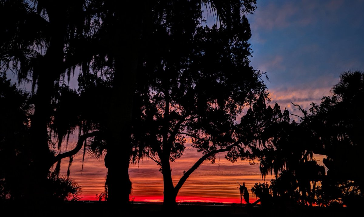 RouncingTigger's tweet photo. On #AmeliaIsland expecting tropical storm winds, 10+ inches of rain &amp; 4 ft of storm surge over 48 hours in the wake of Ian's remnants march across NE Florida Thurs. Nothing like what the #gulfside will experience. 🙏 But it does make for stunning sunsets. 🌅 https://t.co/7H1z6Wsg4U