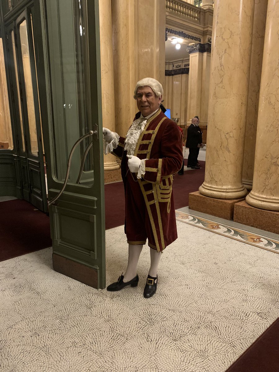 andresacarvalho's tweet photo. Fiquei insegura de vir de tênis pra opera (única opção da jovem intercambista), mas quando cheguei achei de boa 😂 https://t.co/FAN7kwyixm