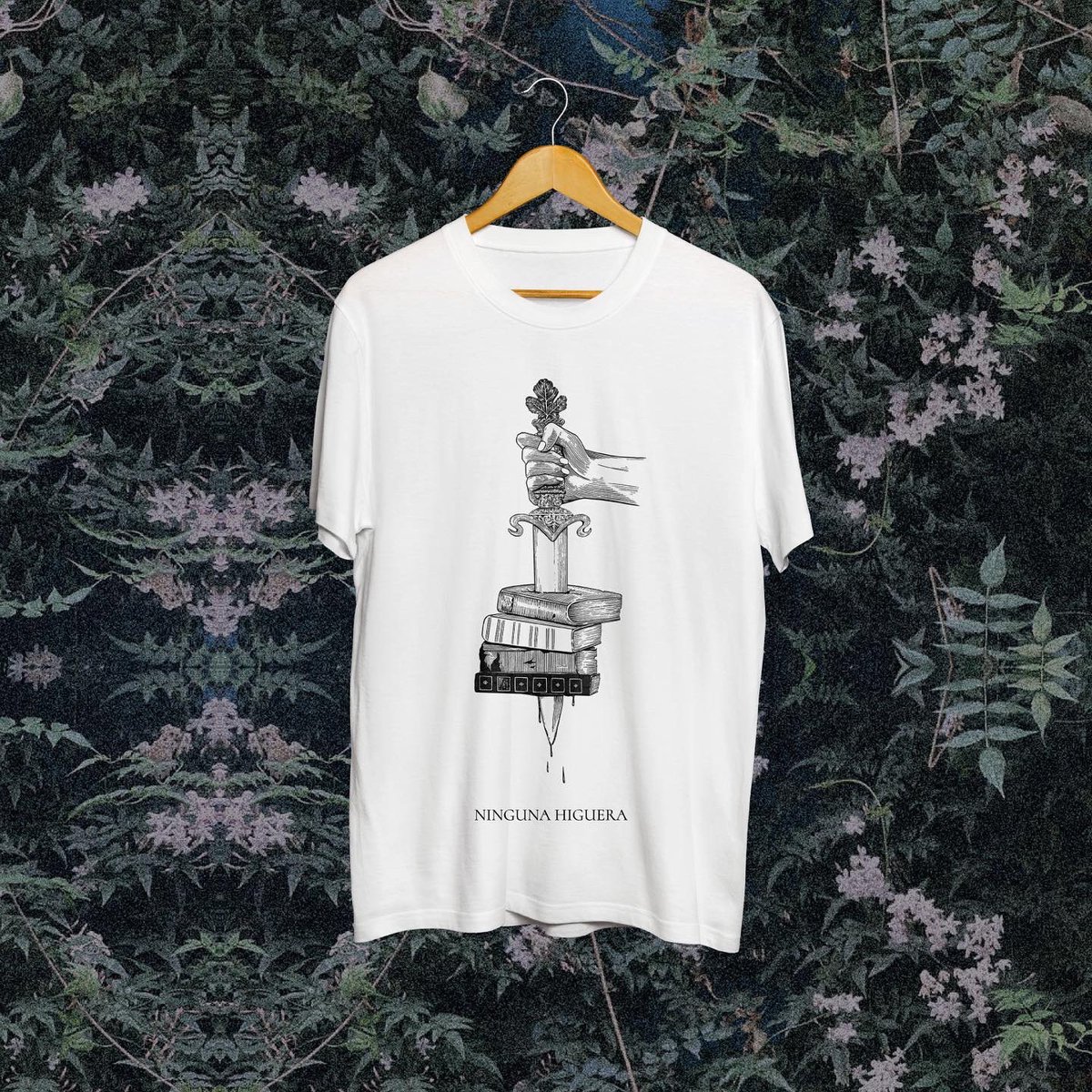 Dejamos por acá los diseños que tenemos de remeras 💖
Una con la ilustración de Juana, otra con Huyendo de la siesta y otra con Así cualquiera.
Las pueden comprar en los próximos toques x $600 :)

Las ilustraciones mágicas son de Laura No 💫