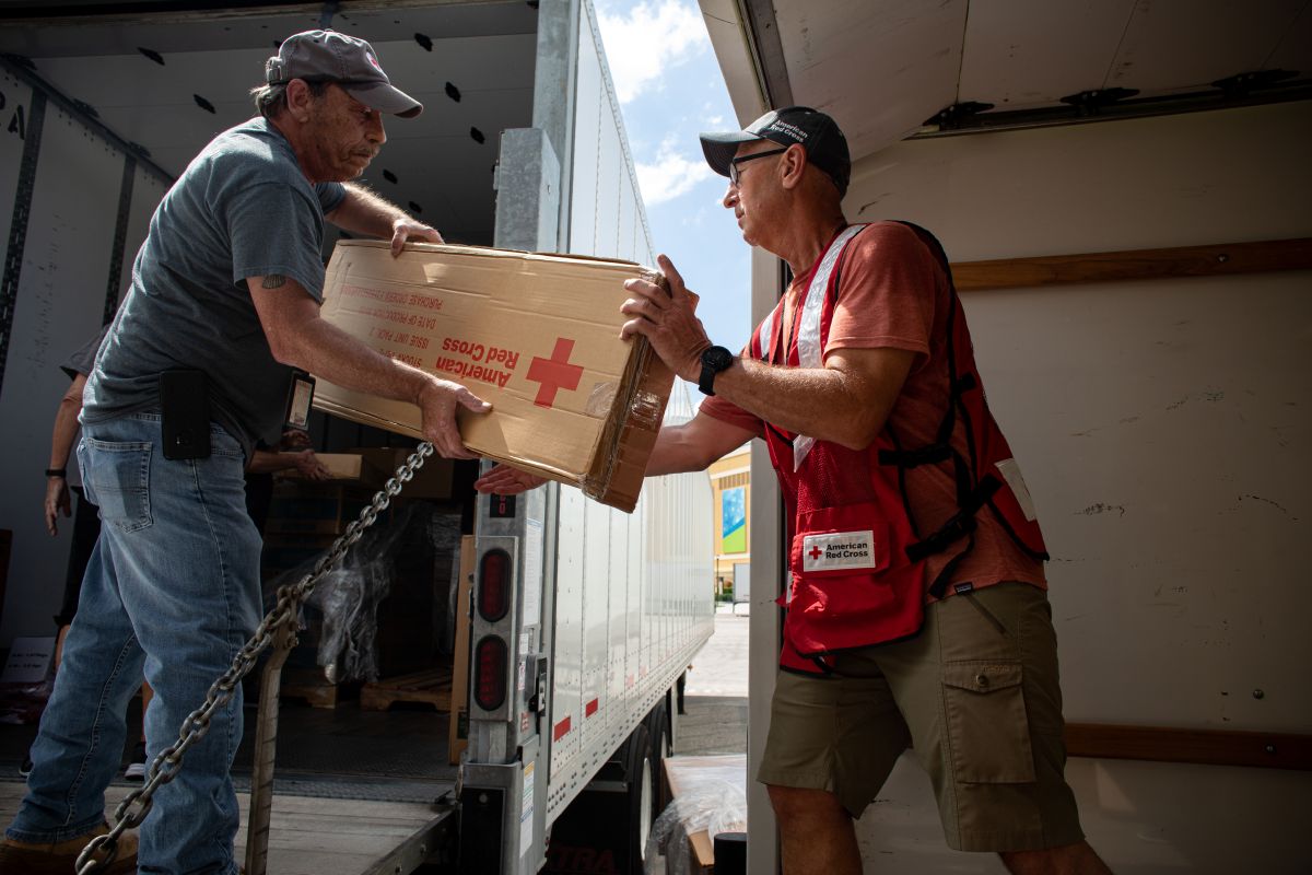 RedCrossTN's tweet photo. Tennessee Region Red Cross volunteers are responding in Florida, Puerto Rico and Alaska to help with ongoing disaster relief efforts. Find out how you can help: https://t.co/MCNA6r8HuU #HurricaneIan #HurricaneFiona #TyphoonMerbok https://t.co/4ZGXTgslCY