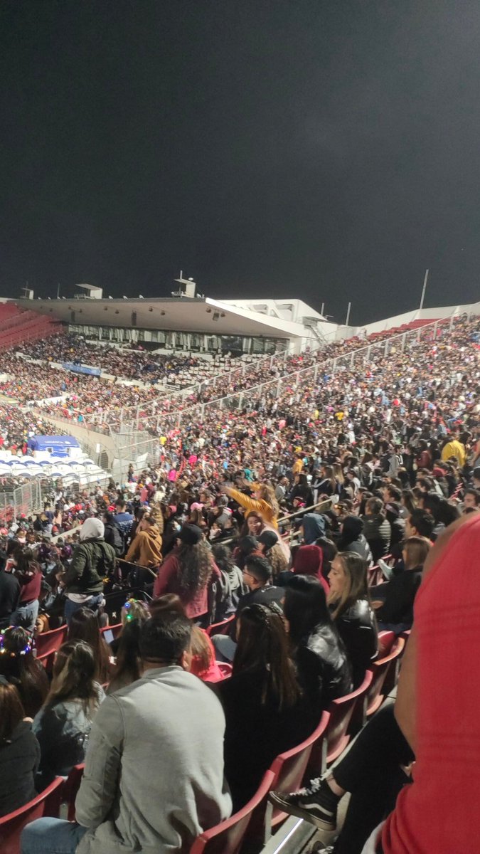 fangirlcntitulo's tweet photo. Se coló tanta gente y sobrevendieron tanto el estadio que ya no cabe más gente. Nosotras compramos galería y estamos sentadas en las escaleras porque está lleno y siguen entrando xd https://t.co/UrtsJvRYyh