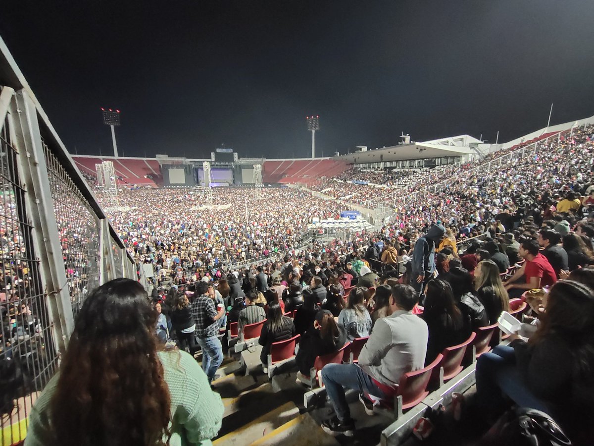 fangirlcntitulo's tweet photo. Se coló tanta gente y sobrevendieron tanto el estadio que ya no cabe más gente. Nosotras compramos galería y estamos sentadas en las escaleras porque está lleno y siguen entrando xd https://t.co/UrtsJvRYyh