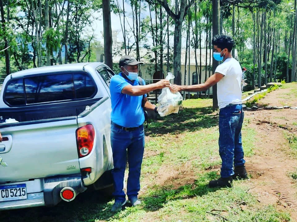 ¡Llevamos solidaridad a 19 comunidades de 4 municipios!
Con Azucarera Tres Valles y Cepudo-FFTP se beneficiaron más de 1,000 personas de sus comunidades.
#DulceVida
#SomosDonaciones
#SomosFunazucar